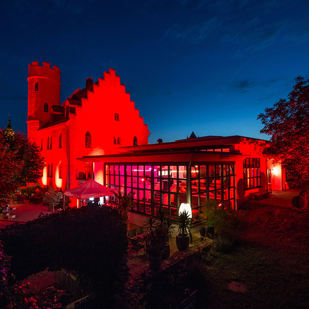 Atmosphärische Outdoor Gebäude Beleuchtung in der Burg Crass in Eltville am Rhein